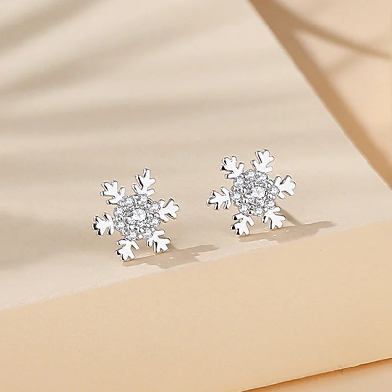 Six-Flap Snowflake Ear Stud White Gold Color