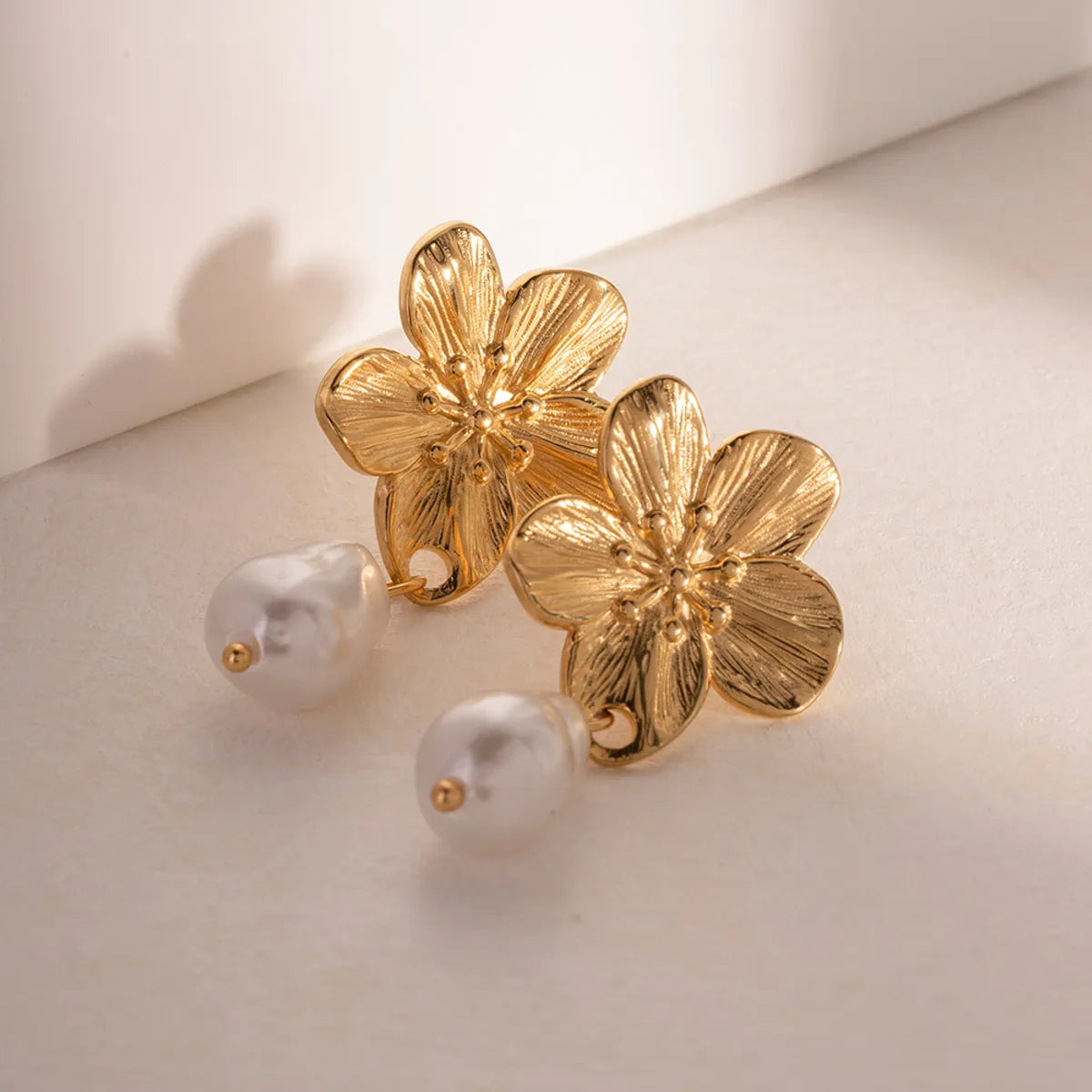 1 Pair Simple Style Flower Inlay Stainless Steel Pearl 18k Gold Plated Drop Earrings