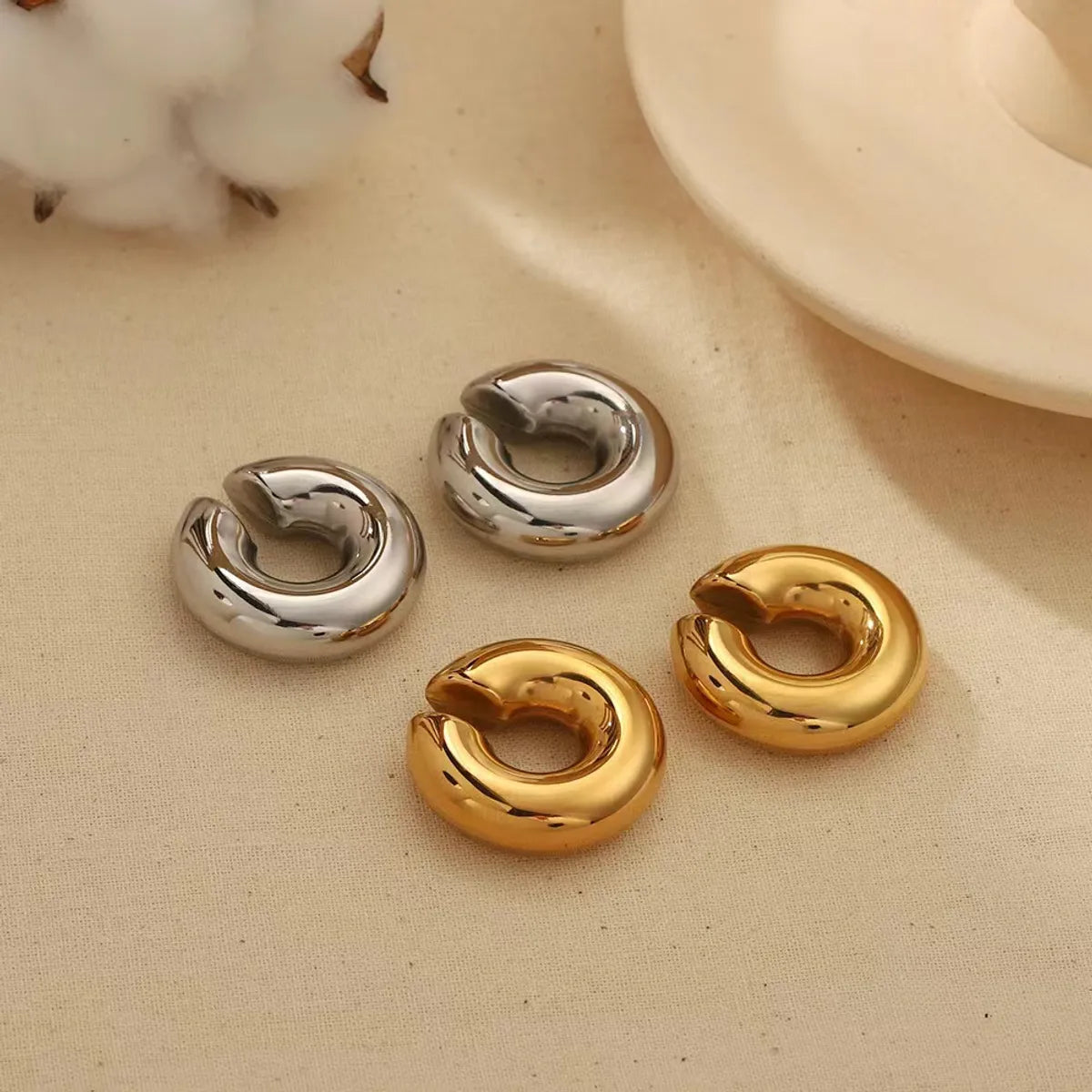 Dainty Gold Ring-1 Piece Simple Style Solid Color Plating Stainless Steel Gold Plated Ear Cuffs